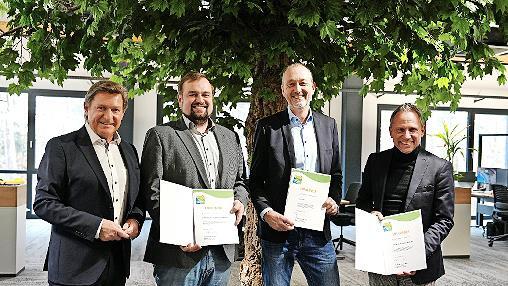Bei der &Uuml;bergabe der Teilnahmeurkunden in Kasendorf (von rechts: Umweltminister Thorsten Glauber, Michael Ott (Gesch&auml;ftsf&uuml;hrer W.E.T. GmbH), Matthias Sesselmann (Gesch&auml;ftsf&uuml;hrer W.E.T. GmbH) und MdL Rainer Ludwig.