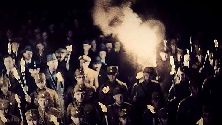 1933 wird Deutschland binnen weniger Wochen zur Diktatur: Der neue Reichskanzler Adolf Hitler erh&auml;lt die volle Macht, w&auml;hrend seine Milizen auf den Stra&szlig;en im Namen der Partei Terror verbreiten.