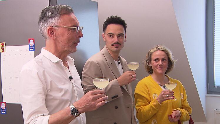 Tobi (links) findet: Drinks mixen kann Frederik.