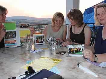 Sabine, Helmtrud Hartmann, Renate und Doris (von links) beim Eintauchen in alte Bilder und Erinnerungen auf der Sonnenterrasse des "Weitblick" in Ebern,dem neuen Treffpunkt. Foto:Ralf Kestel
