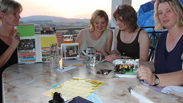 Sabine, Helmtrud Hartmann, Renate und Doris (von links) beim Eintauchen in alte Bilder und Erinnerungen auf der Sonnenterrasse des "Weitblick" in Ebern,dem neuen Treffpunkt. Foto:Ralf Kestel