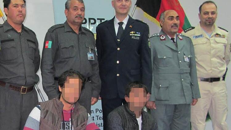Die Führungscrew der Polizeiabteilung in Masar-e Scharif, wo der Kulmbacher Polizeihauptkommissar Jörg Braun (rechts) neun Monate lang gearbeitet hat. Vorne zwei Dolmetscher, deren Gesichter aus Sicherheitsgründen nicht zu erkennen sein dürfen.