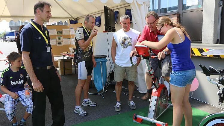 Bei sommerlich heißen Temperaturen haben am Samstag tausende Menschen den Familientag der Firma Bosch für einen Werksbesuch genutzt. Foto: Barbara Herbst