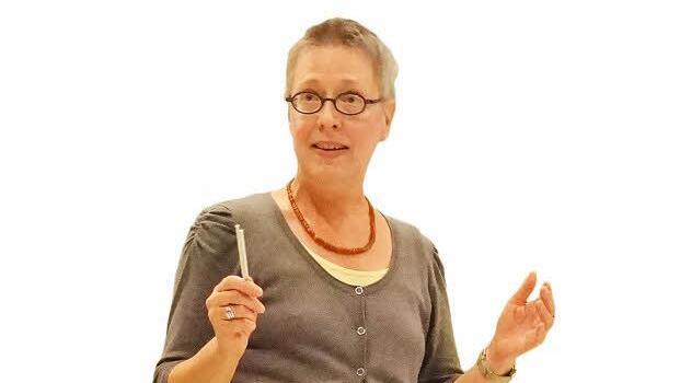 Seit mehr als 40 Jahren ist Ulrike Zeidler schon als Chorleiterin aktiv. Ihr Ziel ist, dass die Sänger eigenverantwortlich und selbstständig mit der Musik umgehen können. Am Wochenende wird sie in Ebern und Haßfurt mit dem Kammerchor der Musikschule Ebern auftreten. Foto: Johanna Eckert