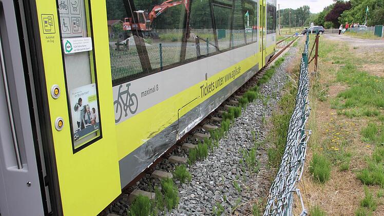 Die Schrammspuren am Triebwagen, der nach etwa 30 Meter zum Stehen kam.Foto: Ralf Kestel