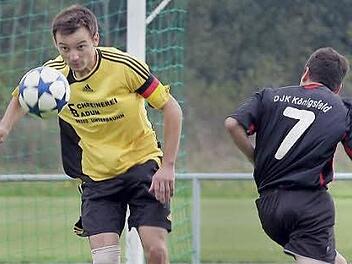 Die Unterleiterbacher Abwehr organisiert Kapit&auml;n Walter Epp (links), der mit seinem Team nur 21 Gegentore kassiert hat.  Foto: sportpress