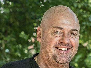 Der aus Coburg stammende Tenor Giorgio Valenta singt die Partie des Heinrich Scheichelreuther in Leo Falls Operette "Der fidele Bauer" auf der Waldbühne Heldritt. Foto: Jochen Berger