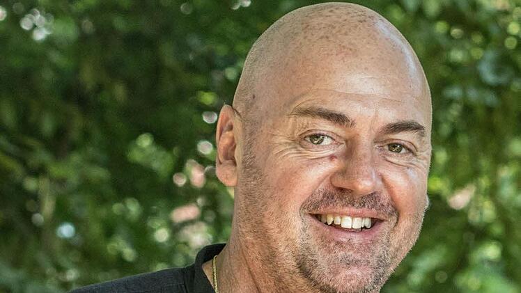 Der aus Coburg stammende Tenor Giorgio Valenta singt die Partie des Heinrich Scheichelreuther in Leo Falls Operette "Der fidele Bauer" auf der Waldbühne Heldritt. Foto: Jochen Berger