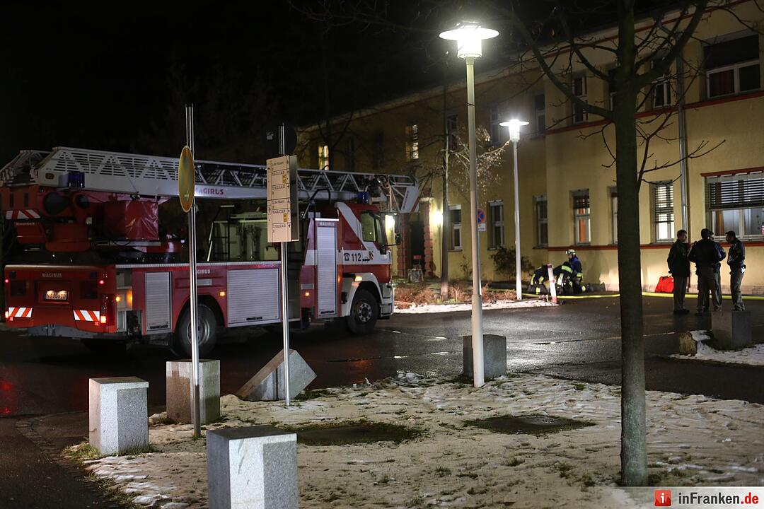 Bett fing im Klinikum Feuer - Großeinsatz der Rettungskräfte in Nürnberg-Nord