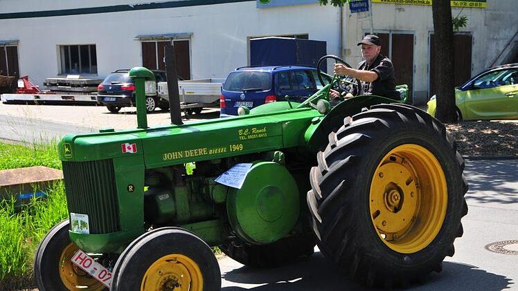 Einen John Deere, Modell R, aus dem Jahr 1948, der jahrzehntelang in Kanada im Einsatz war, steuerte Christian Baier aus Unfriedsdorf. Foto: Stephan Herbert Fuchs