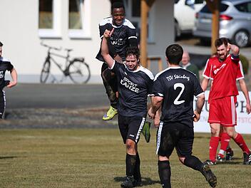 Da war der Jubel groß: Soeben erzielte Steinbergs Daniel Engelhardt mit einem Distanzschuss den Ausgleichstreffer in Weißenbrunn. Der erste Gratulant war Abou Sidibe. Am Ende jubelten allerdings die "Bierbrauer", die kurz vor dem Abpfiff noch das Siegtor schossen. Foto: Heinrich Weiß