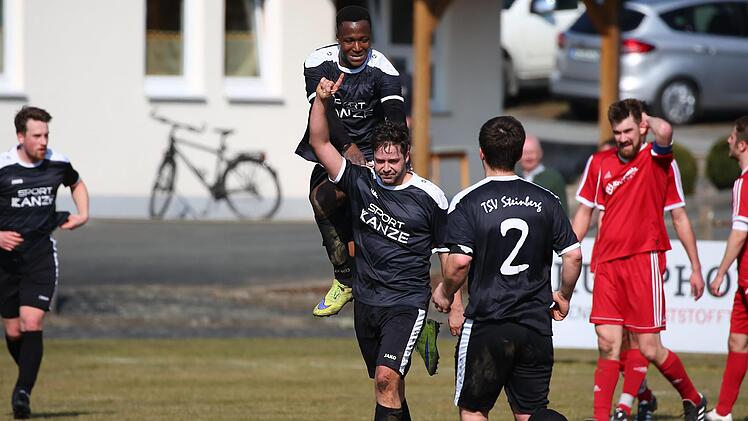 Da war der Jubel groß: Soeben erzielte Steinbergs Daniel Engelhardt mit einem Distanzschuss den Ausgleichstreffer in Weißenbrunn. Der erste Gratulant war Abou Sidibe. Am Ende jubelten allerdings die "Bierbrauer", die kurz vor dem Abpfiff noch das Siegtor schossen. Foto: Heinrich Weiß
