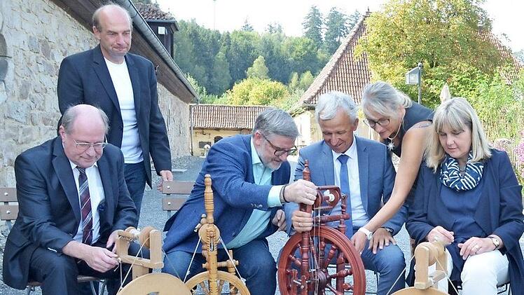 Wollen zusammenhelfen, um die Fäden zu spinnen, aus denen ein enges Netzwerk für den Tourismus in der Region gewebt werden kann (von links): Hans-Peter Schmitz, Martin Schmitz, Michael Busch, Jörg Steinhardt, Barbara Glauben-Woy und Birgit Weber. Foto: Rainer Lutz