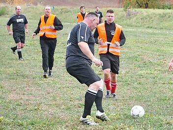 Rassige Zweikämpfe und viele Torraumszenen sahen die Zuschauer beim Gaudifußballspiel zwischen Junkersdorf und Rabelsdorf anlässlich der Kirchweih in Junkersdorf. Foto: Simon Albrecht