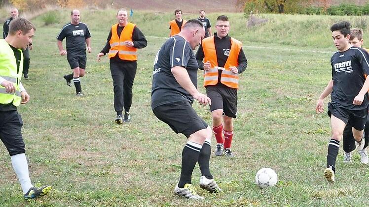 Rassige Zweikämpfe und viele Torraumszenen sahen die Zuschauer beim Gaudifußballspiel zwischen Junkersdorf und Rabelsdorf anlässlich der Kirchweih in Junkersdorf. Foto: Simon Albrecht