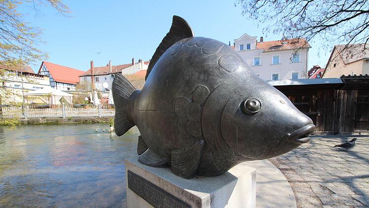 Der Bronze-Karpfen am Marktplatz Foto: Ronald Heck