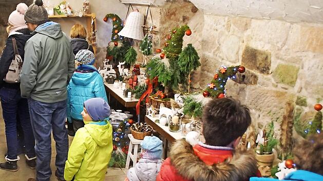 Wegen des wechselhaften Wetters war Jahr ein Gro&szlig;teil der Marktst&auml;nde im Gew&ouml;lbekeller des &Auml;gidiushauses untergebracht.  Fotos: sw