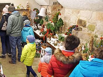 Wegen des wechselhaften Wetters war Jahr ein Großteil der Marktstände im Gewölbekeller des Ägidiushauses untergebracht.  Fotos: sw