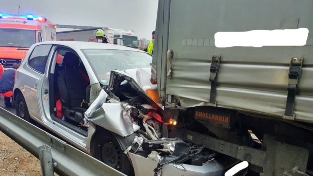 A3 bei Erlangen: Auffahrunfall - Autofahrerin f&auml;hrt fast ungebremst in Sattelzug