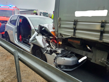 A3 bei Erlangen: Auffahrunfall - Autofahrerin fährt fast ungebremst in Sattelzug