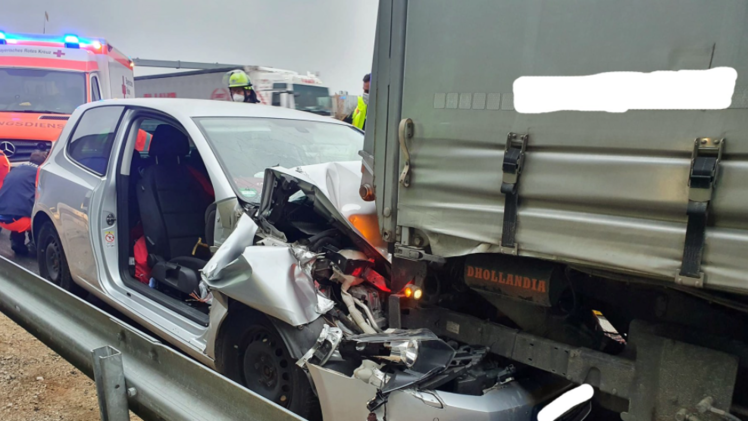 A3 bei Erlangen: Auffahrunfall - Autofahrerin fährt fast ungebremst in Sattelzug