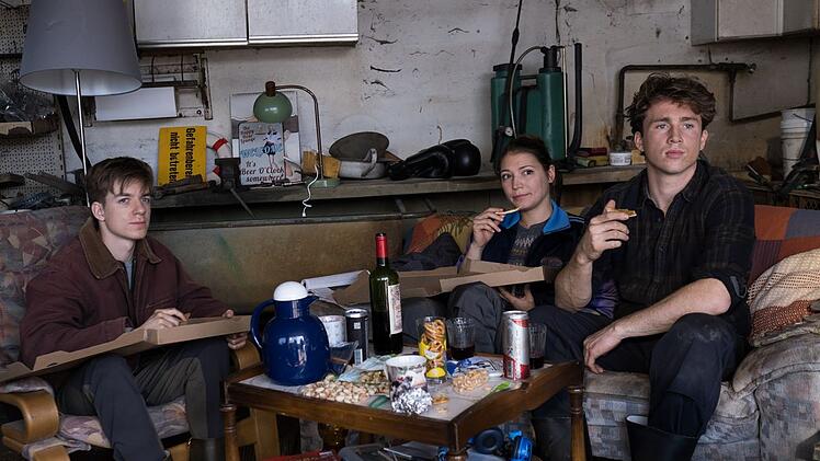 Das junge Gärtnerteam, Maria Inonesco (Irina Potapenko, Mitte), Lasse Möller (Justus Johanssen, rechts) und sein Bruder Rico, könnte etwas mit dem Mord an ihrem wohlhabenden Kunden zu tun haben.