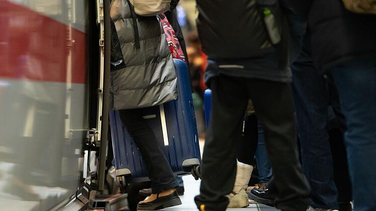 Reiseverkehr zu Beginn der Weihnachtsferien in Berlin