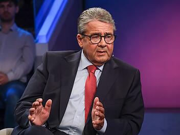 "Wir sind Testballons, um zu gucken, wie halten die das eigentlich aus, und halten die zusammen?", analyisiert Sigmar Gabriel die Taktik Russlands.