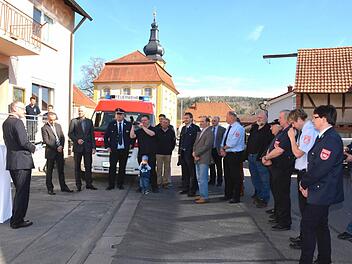 Bei einer kleinen Feier wurde das von der BAG gespendete Mehrzweckfahrzeug an die Feuerwehr Maroldsweisach übergeben.  Foto: Foto: Schmidt