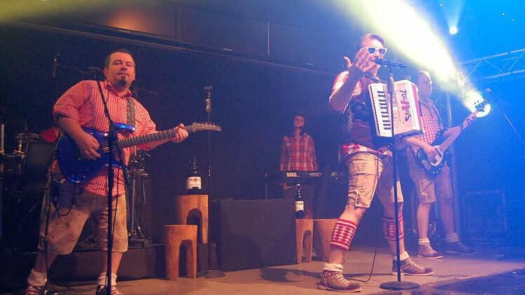Die Band "Tollhaus" heizte die Stimmung an. Der Saal tobte bei mitreißenden Oldies.