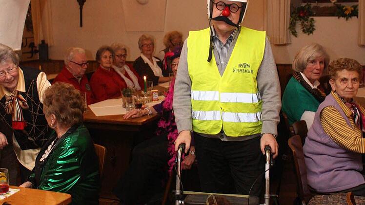 Arnold Nöth mit seinem Senioren-Spezial-Rollator. Foto: mna