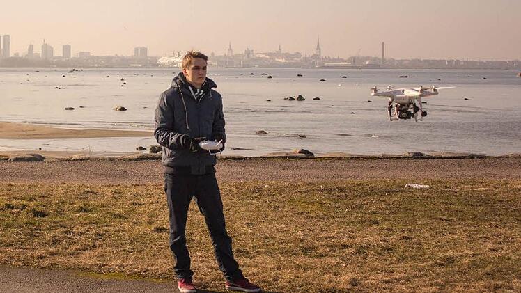 Lukas Miller steuert eine Drohne mit Kamera.