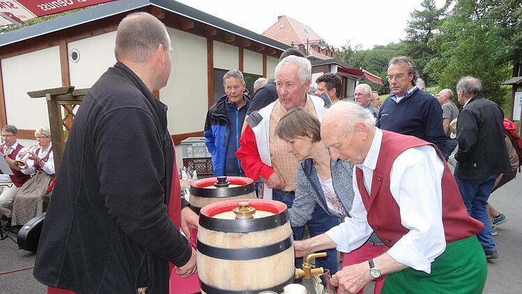 Der ehemalige Kreuzbergbraumeister Ludwig Klebl (rechts) schenkte das Jubiläumsbier für die Besucher aus.