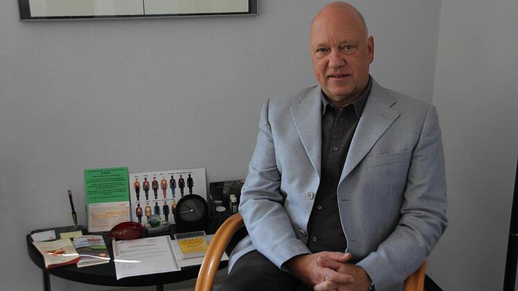 Michael Degen, Leiter der Fachdienste für seelische Gesundheit der Arbeiterwohlfahrt Kronach-Lichtenfels, findet, dass das Buch einen sehr guten Einblick in den Gemütszustand eines Erkrankten geben kann.  Foto: Andreas Schmitt