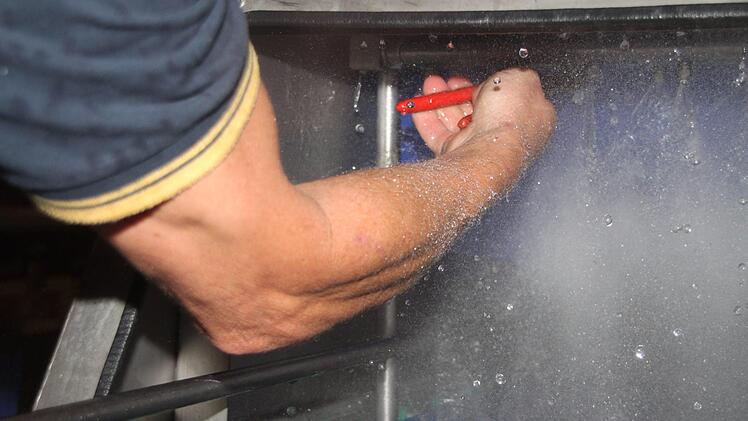 Wolfgang Müller sorgt dafür, dass das Festbier hygienisch einwandfrei vom Tank zum Krug kommt.  Foto: Andreas Schmitt
