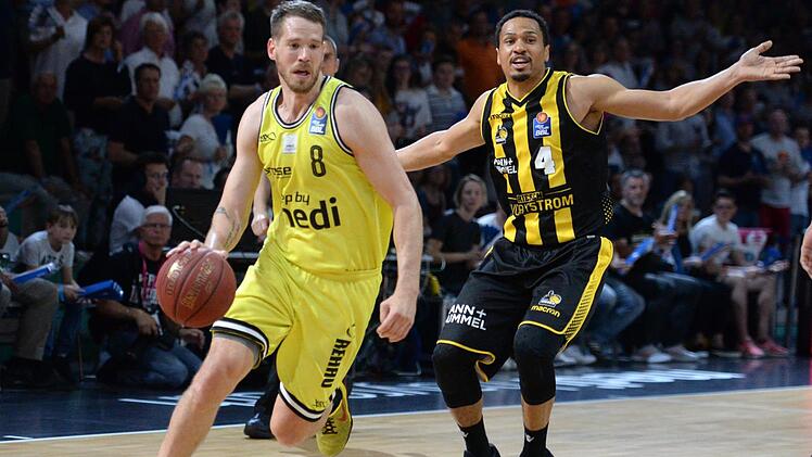 So einfach wird der Bayreuther Nate Linhart (l.) heute in der MHP-Arena vom Ludwigsburger Davic McCray nicht zum Korb gelassen. Die Oberfranken werden sich auf einen harten Kampf einstellen müssen. Foto: Mularczyk
