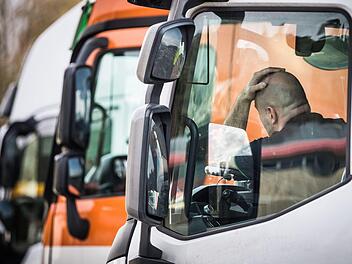 Weil er auf sein Navi vertraute, hat ein Lkw-Fahrer sich in einem Wohngebiet verkeilt. Er richtete mindestens 20.000 Euro Sachschaden an. Symbolfoto: Frank Rumpenhorst/dpa