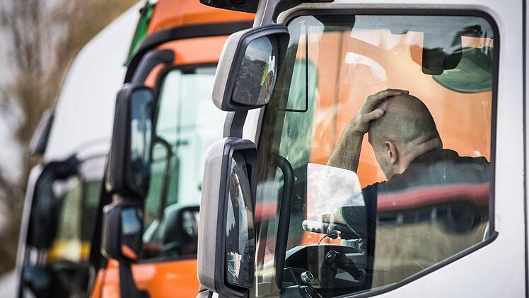 Weil er auf sein Navi vertraute, hat ein Lkw-Fahrer sich in einem Wohngebiet verkeilt. Er richtete mindestens 20.000 Euro Sachschaden an. Symbolfoto: Frank Rumpenhorst/dpa