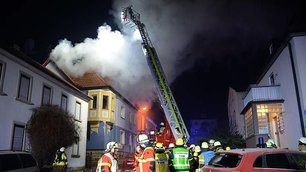 Ein Mehrfamilienhaus stand in der Silvesternacht in Lichtenfels in Flammen. Foto: Frank Spitzenpfeil
