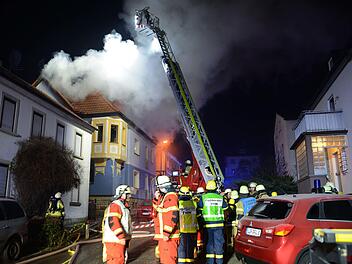 Ein Mehrfamilienhaus stand in der Silvesternacht in Lichtenfels in Flammen. Foto: Frank Spitzenpfeil