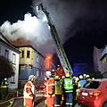 Ein Mehrfamilienhaus stand in der Silvesternacht in Lichtenfels in Flammen. Foto: Frank Spitzenpfeil