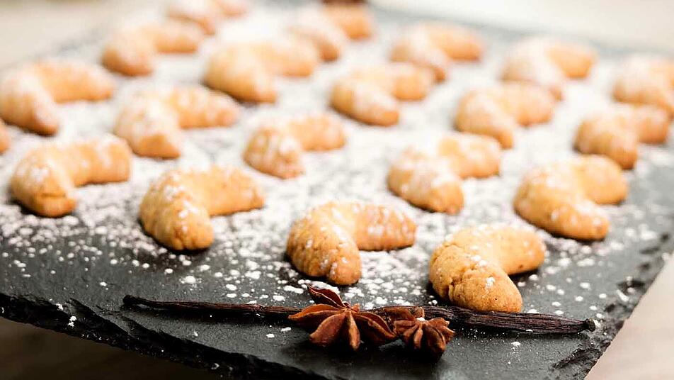 Vanillekipferl dürfen in der Weihnachtszeit auf keinem Teller fehlen. Vanillekipferl dürfen in der Weihnachtszeit auf keinem Teller fehlen.