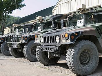 Militärfahrzeug gerät in Ansbach in Gegenverkehr - Abschleppvorrichtung gebrochen