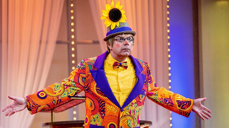 "Ernst Lustig" ist Kult. Mit seiner Kunstfigur hat J&uuml;rgen Wiesmann, im wahren Leben Trauerredner, den Mainzer Karneval gepr&auml;gt, daher darf er nat&uuml;rlich auch bei der Prunksitzung 2026 nicht fehlen. "Fastnacht ist ein Ausflug aus dem Alltagsgrau", sagt er.