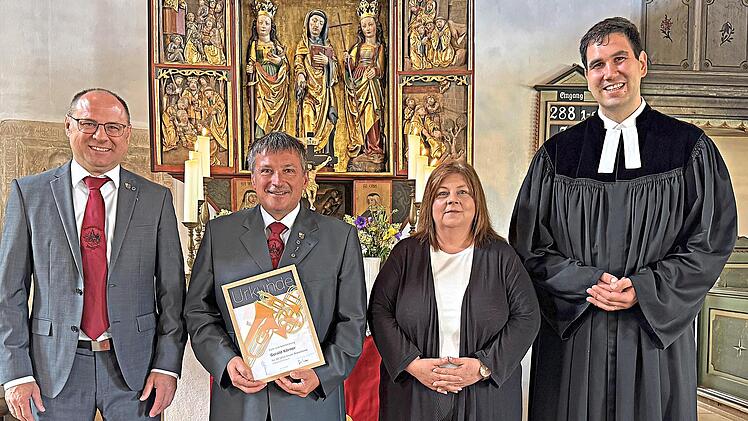 F&uuml;r 50 Jahre aktive Bl&auml;serzeit wurde Gerald K&ouml;rner (Zweiter von links) von (von links)  Chorobmann Christian W&ouml;hner, Kirchenvorstand Sonja Hausd&ouml;rfer und Pfarrer Johannes Kr&auml;mer geehrt.privat