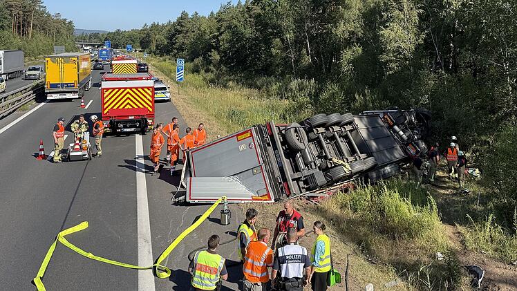 A73-Unfall bei Bamberg: Beladener Laster umgekippt - Fahrbahn gesperrt