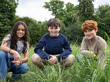 Die neue "Harry Potter"-Serie startet noch in diesem Jahr. Dominic McLaughlin (Mitte) spielt Harry Potter, Arabella Stanton ist als Hermine Granger und Alastair Stout als Ron Weasley zu sehen.