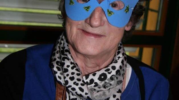 Seniorin Friedel Graf (74) hat sich in der Therapiegruppe eine venezianische Maske mit Pfauenfeder gebastelt. "Ich bin eigentlich kein Faschingsnarr, aber ich wollte mal wieder zum Fasching", erzählt sie
