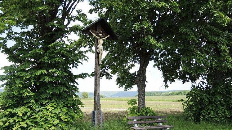 Dieses Kreuz in der Buttenheimer Flur wird erneuert und ersetzt.