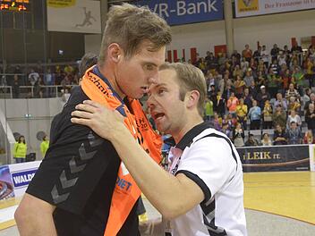 "Du Oli, wenn ich nach Balingen gehe, nehme ich dich gleich mit." Es ist äußerst unwahrscheinlich, dass Coburgs Handballtrainer Jan Gorr (rechts) diese Offerte tatsächlich seinem Torsteher Oliver Krechel ins Ohr geflüstert hat. Viel mehr brachte der Coach nach dem 25:24-Sieg gegen die HSG Konstanz seinen Dank zum Ausdruck, denn der Keeper leitete mit tollen Paraden in der Schlussphase die Wende ein. Foto: Hagen Lehmann
